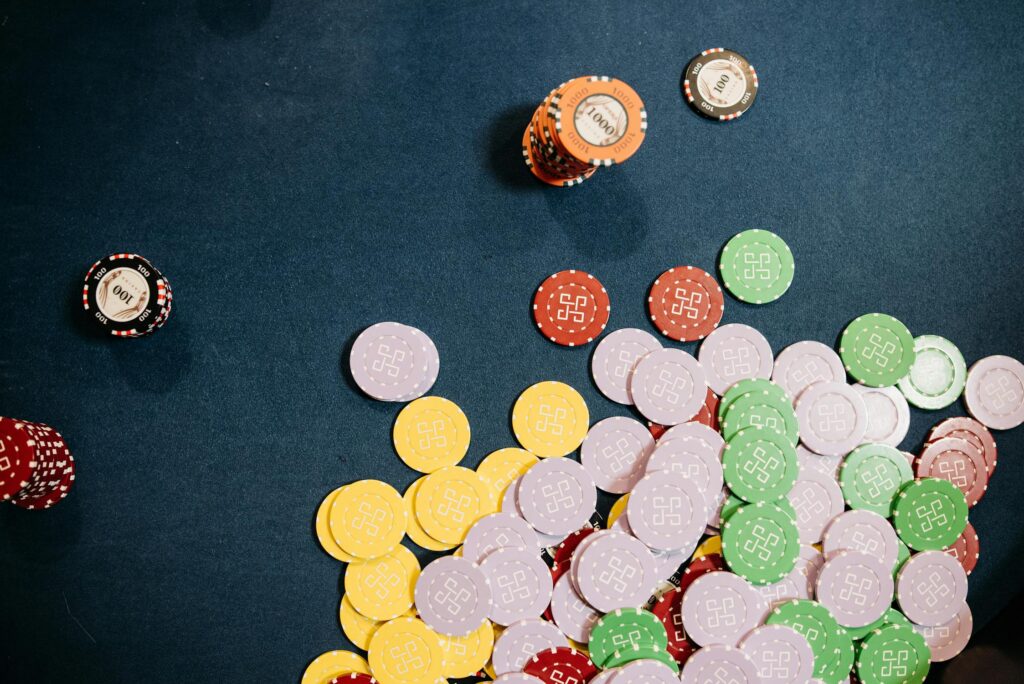 How Online Casinos Use Colors and Atmosphere to Enhance Gaming Thrills