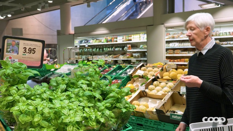 Der bewusste Einkauf von regionalem und saisonalem Gemüse und Obst bietet verschiedene Vorteile: Diese legen kürzere Transportwege zurück, haben meist mehr Aroma und verlieren daher weniger wertvolle Inhaltsstoffe. Beim Kauf von regionalen Produkten werden ausserdem lokale Bauern und Produzenten unterstützt und durch ihre regionale Herstellung Arbeitsplätze in allen Gebieten der Schweiz gesichert. Das Gütesiegel Miini Region zeigt Ihnen einfach und klar, welche Produkte direkt aus Ihrer Region kommen (Tat Nr. 371)

Mehr über Regionalität und unser Gütesiegel "Miini Region" erfahren Sie hier:
https://www.taten-statt-worte.ch/de/nachhaltigkeitsthemen/landwirtschaft-und-verarbeitung/regionale-produkte.html

Mehr Informationen auf unserer Website: http://www.coop.ch/de.html
Abonniere unseren YouTube-Kanal: https://www.youtube.com/user/CoopWerbung?sub_confirmation=1

Folge uns auf Facebook, Twitter & Instagram:
https://www.facebook.com/coop.ch
https://twitter.com/coop_ch
https://www.instagr, tags: essensplanung - Youtube