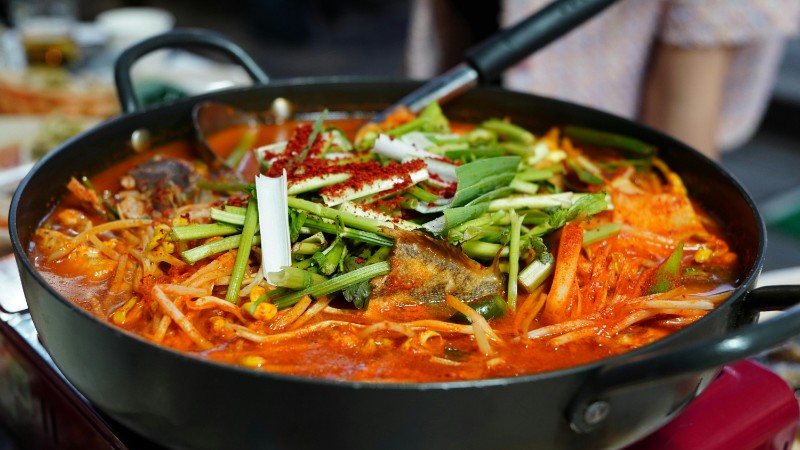 Hot pot of traditional Korean fish stew with fresh vegetables in Seoul, South Korea., tags: 20 schnelle, gesunde - pexel